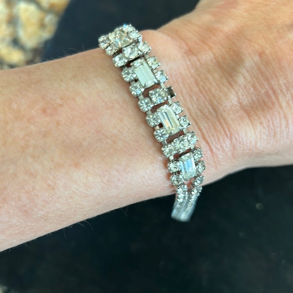 Vintage signed Kramer of New York clear crystal rhinestone bracelet - Picture 3 of 6
